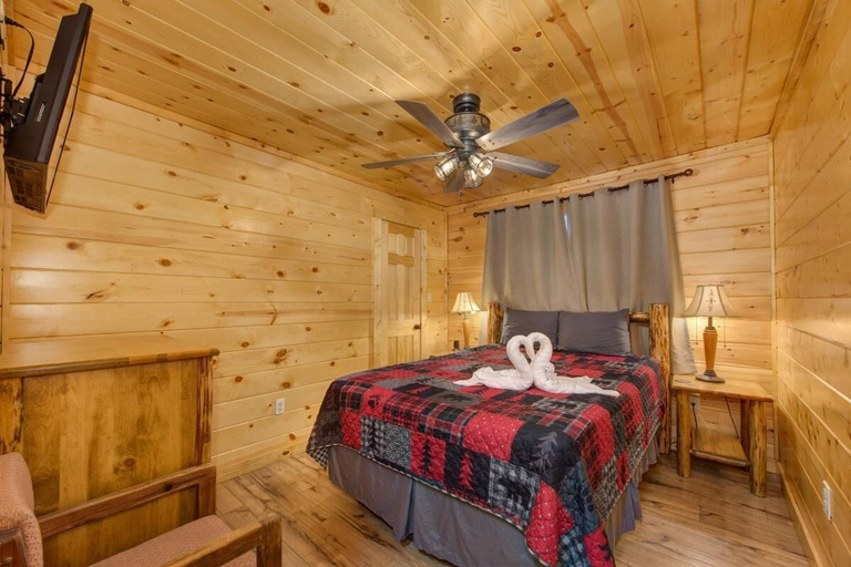 Room 3, Honey Bear Lodge, Sevier
