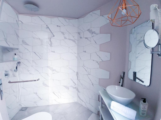 Bathroom, ASPA Studios - Urban Conscious Living, Funchal