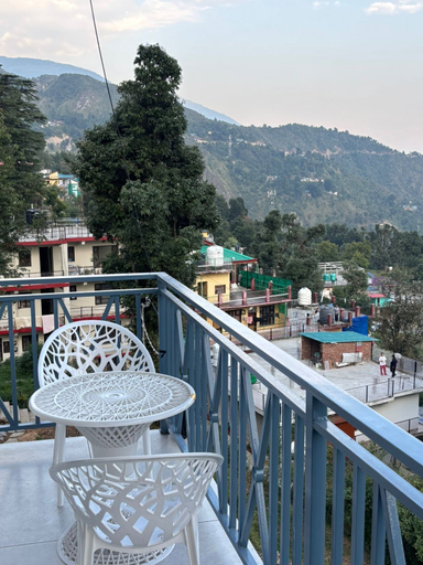 Outdoor dining, Vikoo house, Kangra