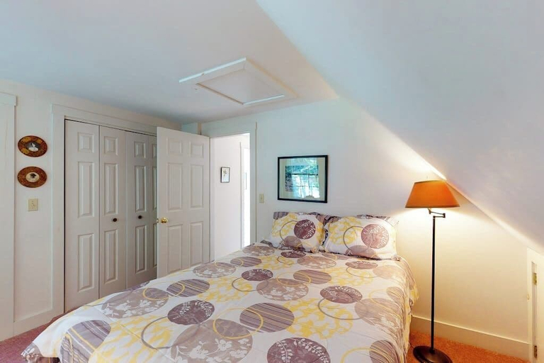 Room 4, Open and Spacious Riverfront Retreat, Dog-friendly, Knox