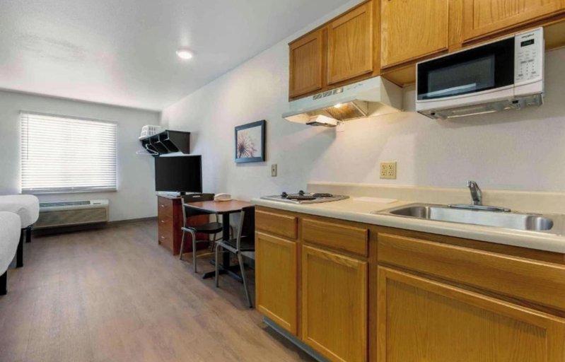 Private kitchen 5, Motel 6 Suites Seattle Kent, WA, King