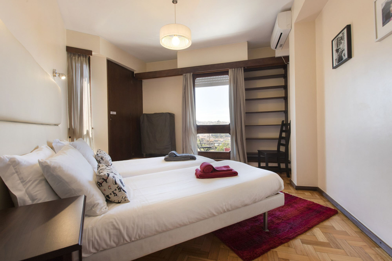 Room 2, RE1 in Oporto With 4 Bedrooms and 2 Bathrooms, Porto