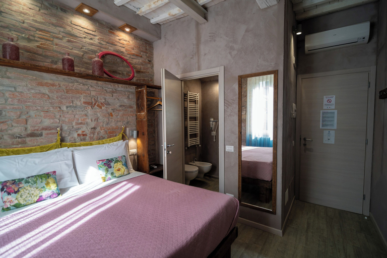 Bedroom 2, Inside the Wall, Lucca