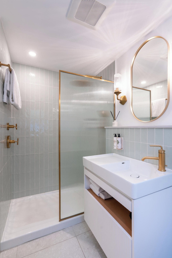 Bathroom 5, Rosedon Hotel