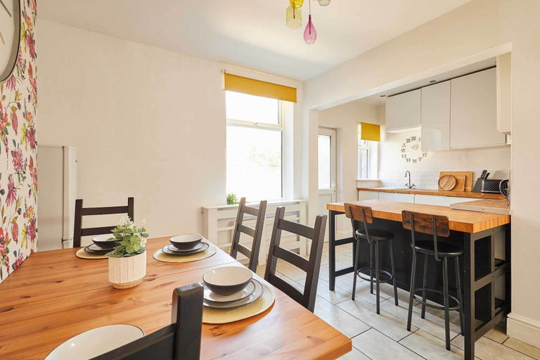 Room 2, Host Stay - Bingley Meadow, Sefton