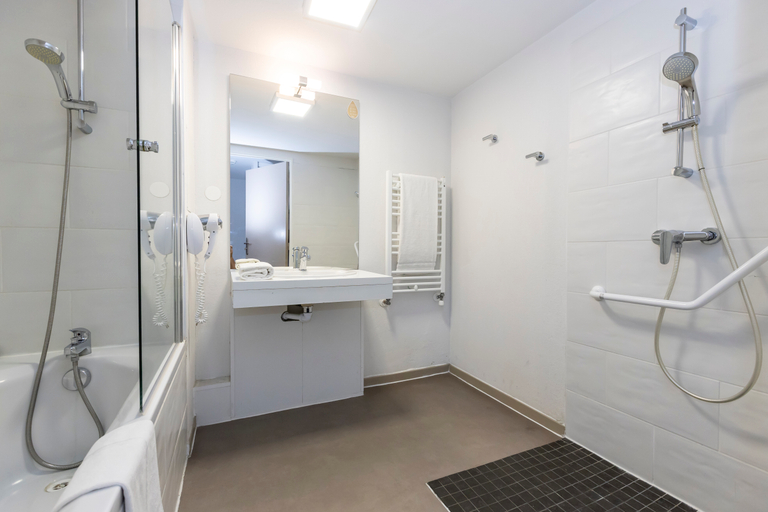 Bathroom 4, Residence Odalys Front de Neige, Savoie
