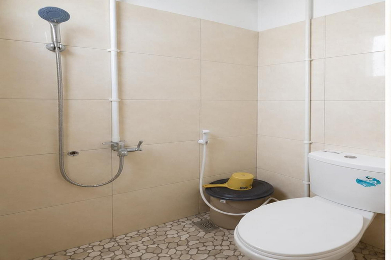 Bathroom 2, Hotel O Syariah Near UNS Surakarta forme, Solo