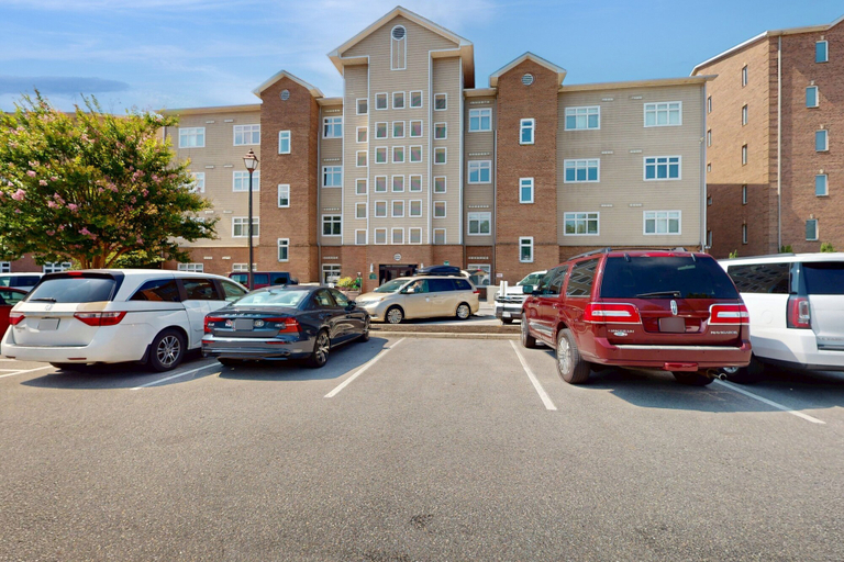 Property grounds 3, The Pointe - Peaceful Resort Studio, Beach, Game Room & Lake Access, Bedford
