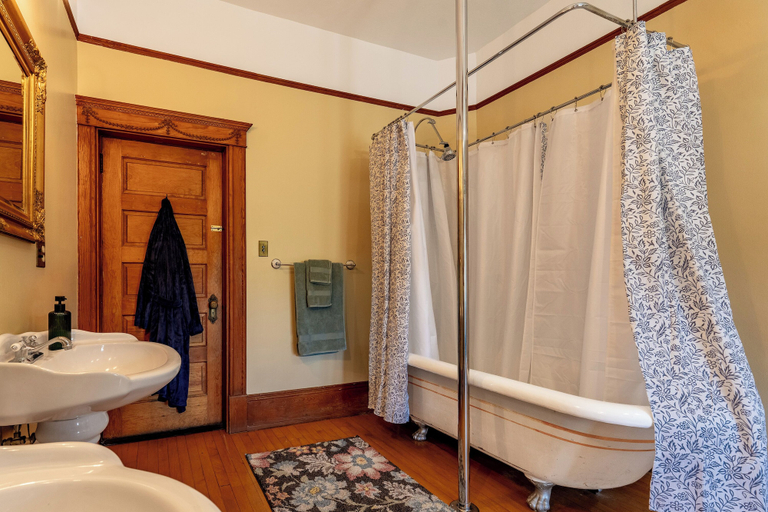 Bathroom 3, Tarabino Inn, Las Animas