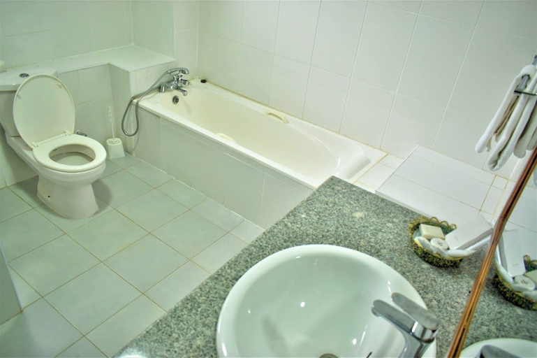 Bathroom 4, Peaks Hotel Nanyuki, Buuri