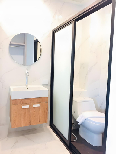 Bathroom 4, Phuengluang Riverside Hotel, Muang Chanthaburi