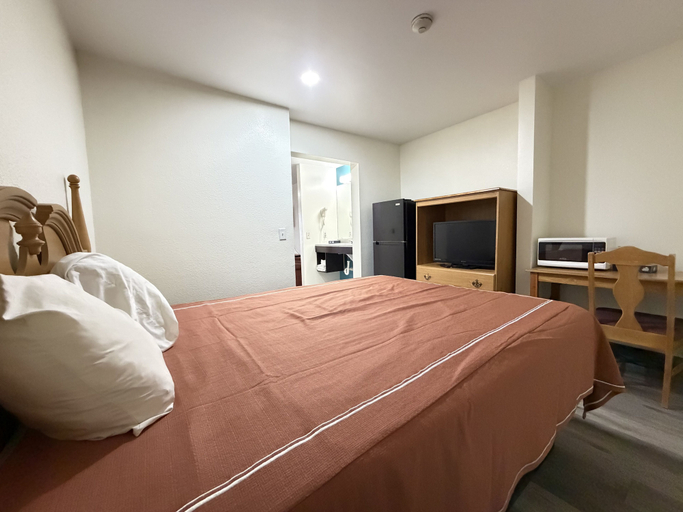 Room 4, Economy Inn & Suites, Champaign