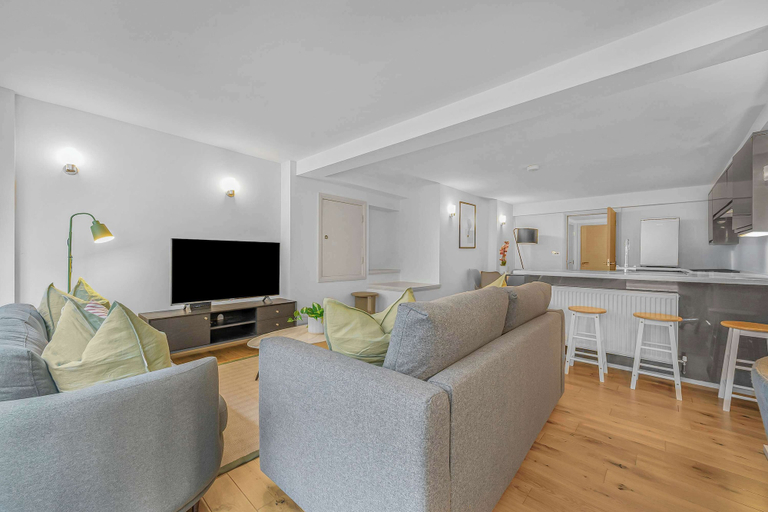 Living area 3, Luxury 1-bed in Soho, Moments From Oxford St, London
