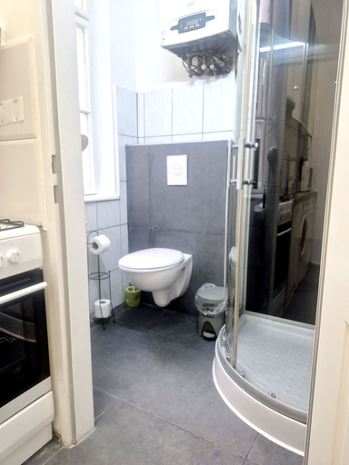 Bathroom, 10 Min to Westbahnhof 1BR with Living, Wien