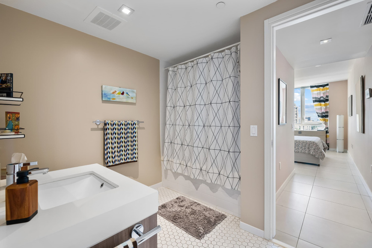 Room 2, Bayside Breeze - Resort Access, Broward