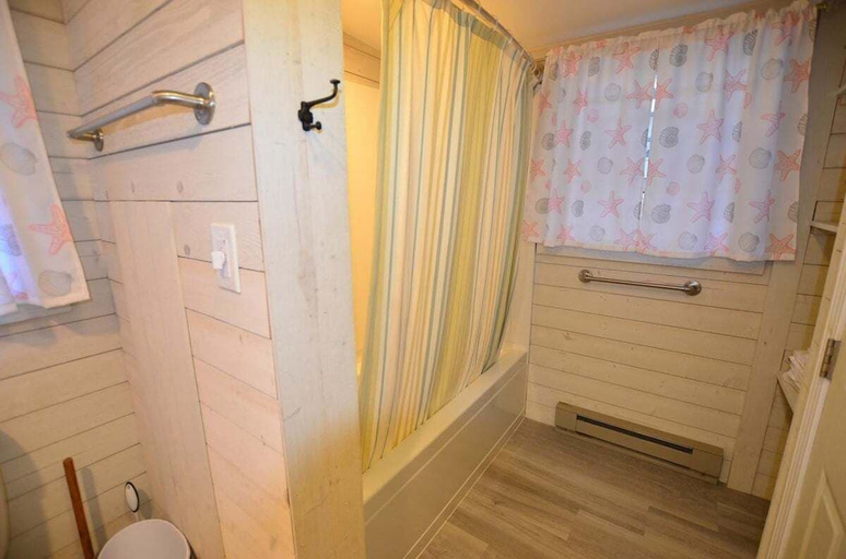 Bathroom 4, Berry Cottage, Private Dock, Overlooking a Sandy b, Knox