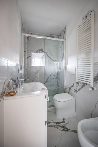 Bathroom 4, Soderini, Florence