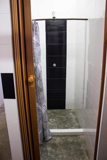 Bathroom 3, I Wanna Palomino, Riohacha