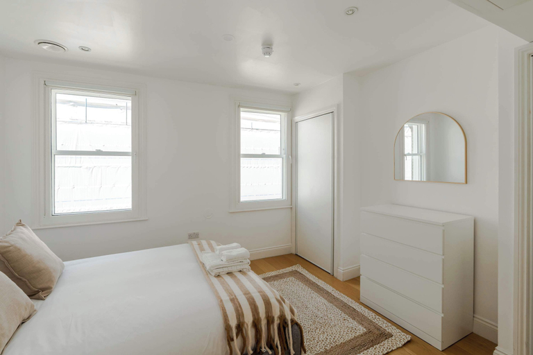 Room 2, 3-bed Flat Near Oxford Circus Sleeps 6 AC, London