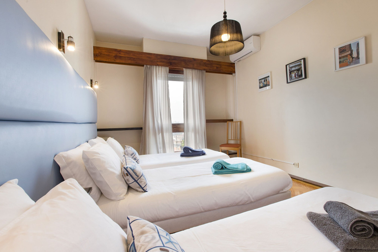 Room 5, RE1 in Oporto With 4 Bedrooms and 2 Bathrooms, Porto