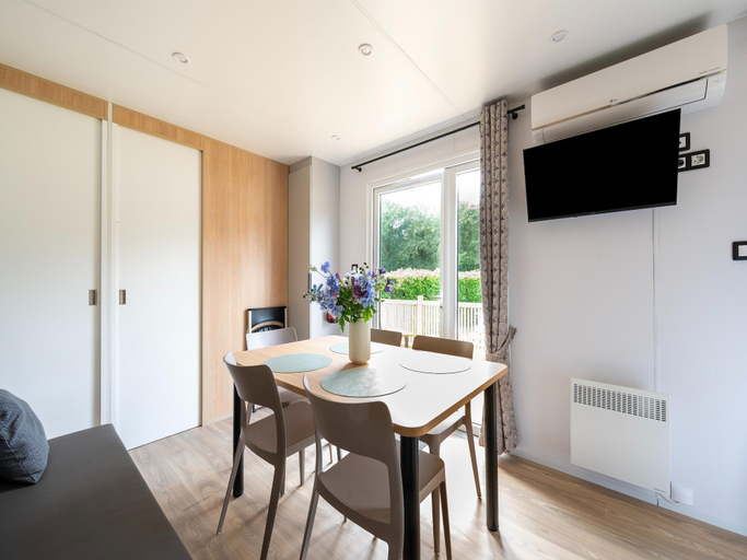 Dining 5, Comfortable Caravan in a Green Setting, Oost-Vlaanderen