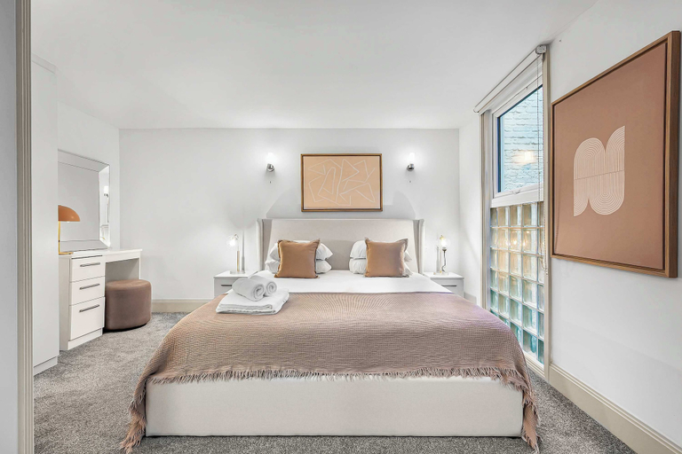 Room 2, Luxury 1-bed in Soho, Moments From Oxford St, London