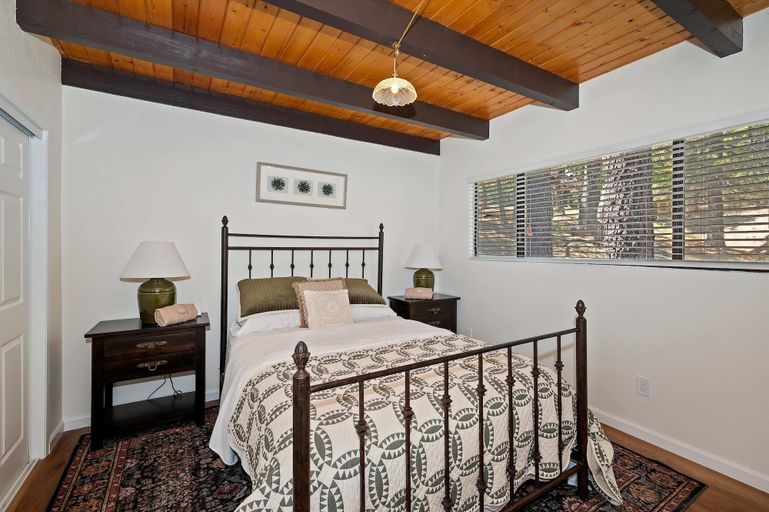 Room 2, Natures Peak-family Retreat w/ 2 Fireplaces, San Bernardino