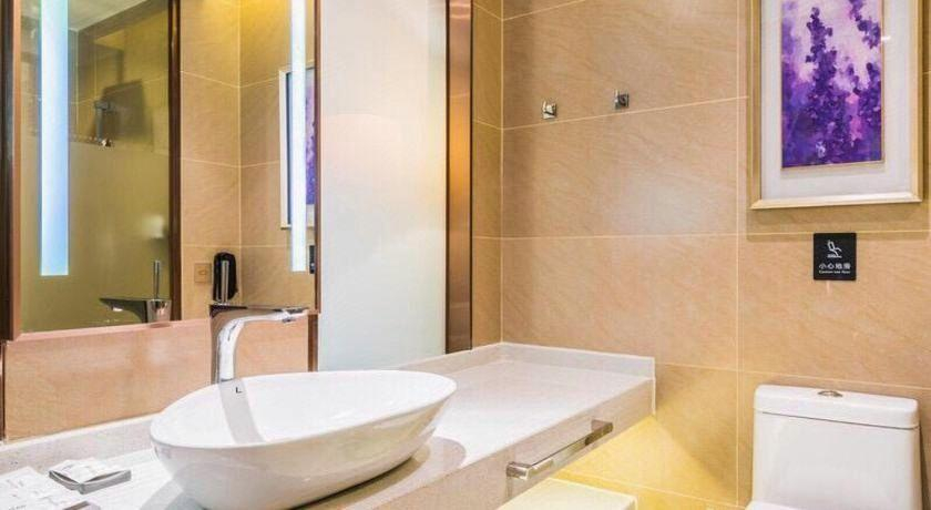 Bathroom 3, Lavande Hotels·Gaozhou Xiantai Bridge, Maoming