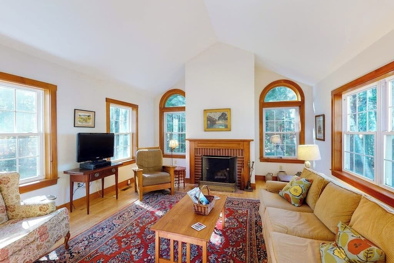 Living area 5, Open and Spacious Riverfront Retreat, Dog-friendly, Knox