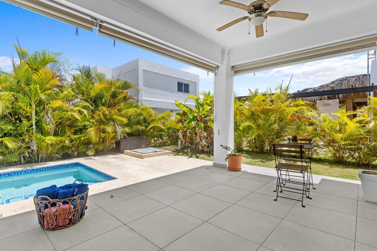 4, Modern 3BR Villa with Private Pool in Oasis del Lago by Vistacana Rentals, Salvaleon de Higuey