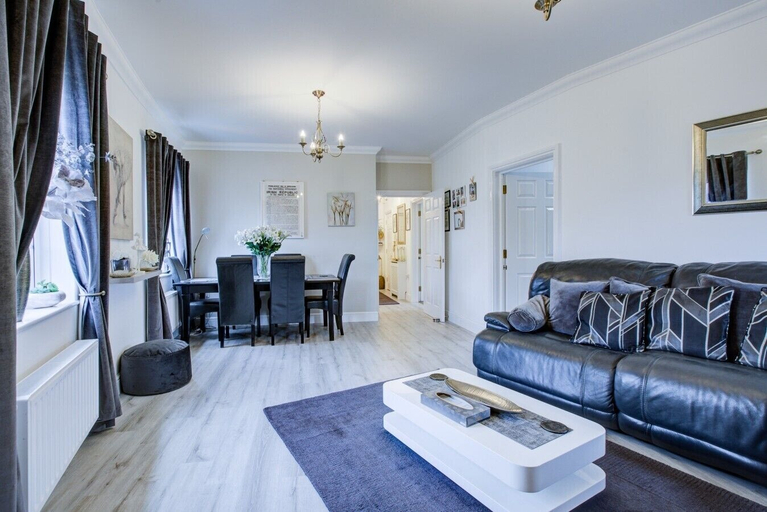 Room 2, Waltham Abbey Haven 2 Bed 2 Bath Flat Free Parking, Essex