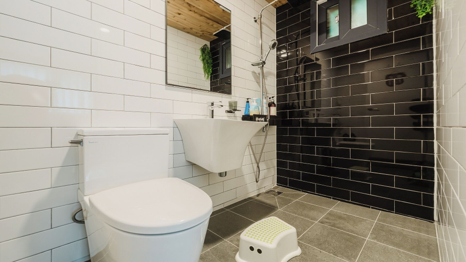 Bathroom 4, Taean Yoyo Kids Poolvilla, Taean