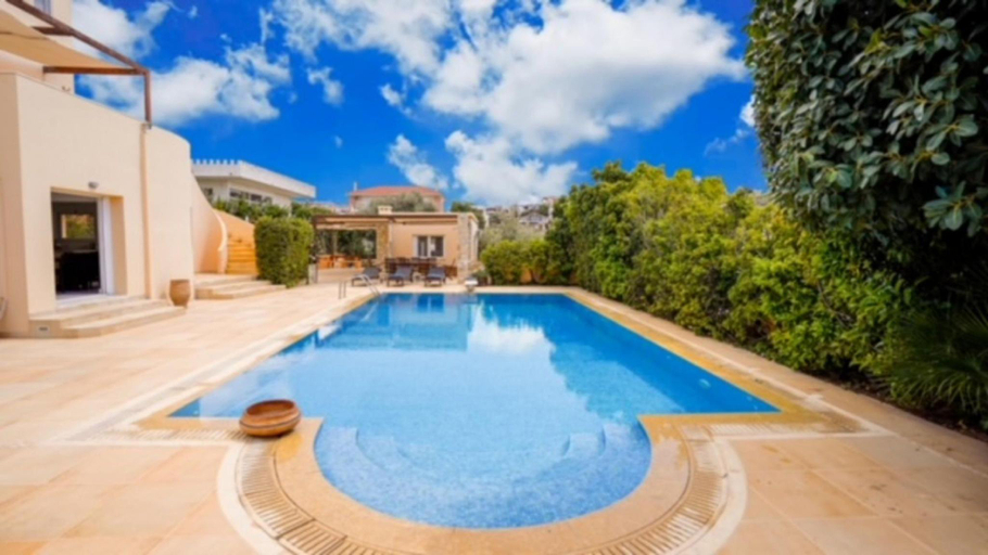 5, Deluxe 5 bdrm Villa w/Pool next to the beach, Attica