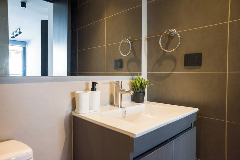 Bathroom 5, Luxe 2BR Parkside Retreat Pool and Gym, Cordillera