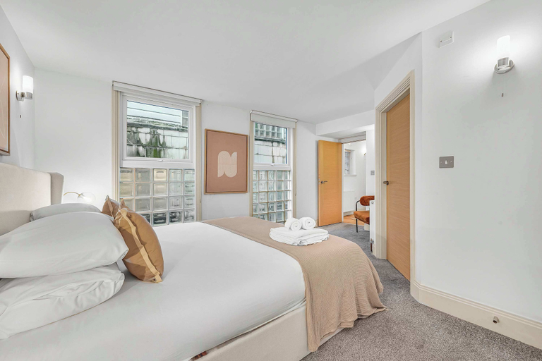 Room 4, Luxury 1-bed in Soho, Moments From Oxford St, London