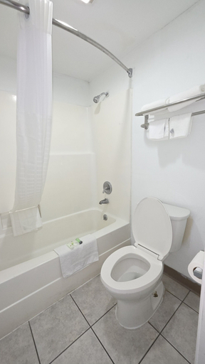 Bathroom, Country Yard Inn and Suite, Scott