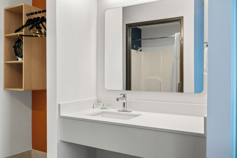Bathroom 4, City Express By Marriott Freeport, Stephenson