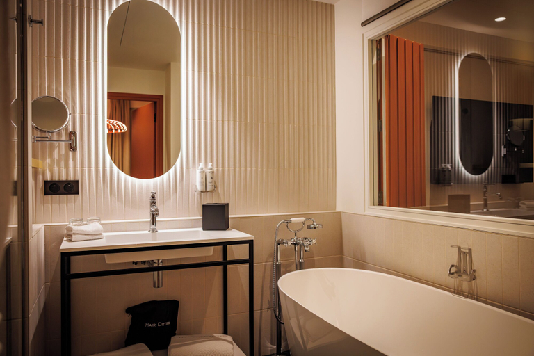 Bathroom 4, Grand Hôtel de Courtoisville, Ille-et-Vilaine