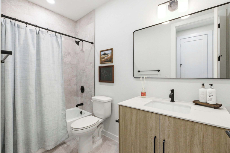 Bathroom 5, Unwind in Style: Luxe Condo Getaway!, Comal