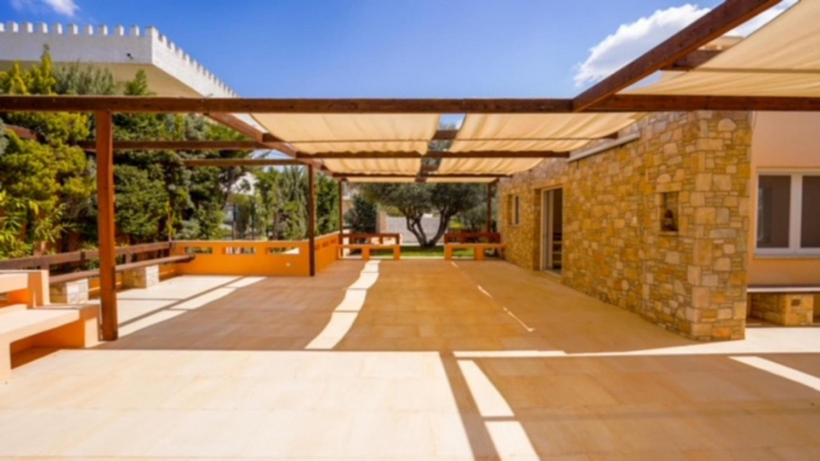 4, Deluxe 5 bdrm Villa w/Pool next to the beach, Attica