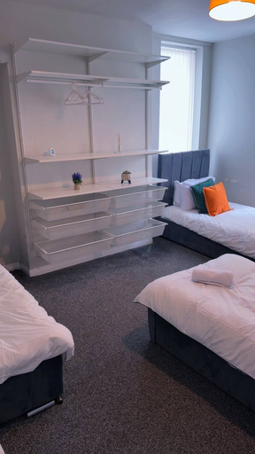 Room 3, Spacious Maisonette Stay Sleeps 11, Gateshead