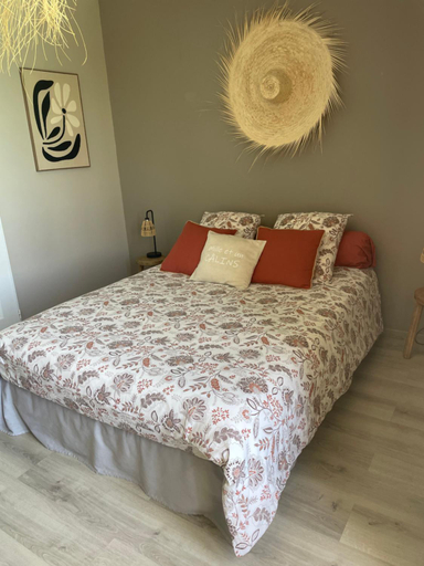 Bedroom, Chambre independante piscine et Clim, Charente