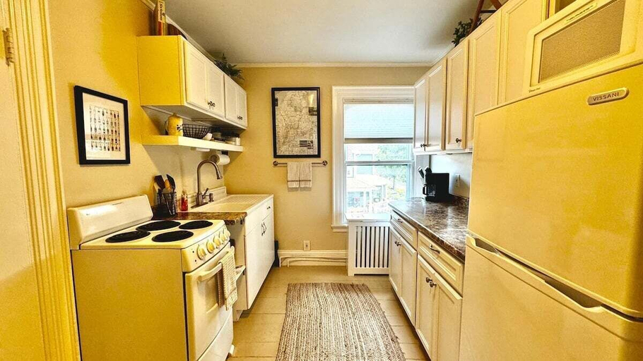 Private kitchen 3, Commanders Cabin, Quaint apt Steps to Downtown, Knox