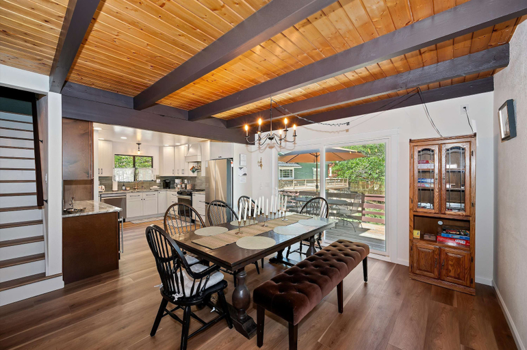 Dining 5, Natures Peak-family Retreat w/ 2 Fireplaces, San Bernardino