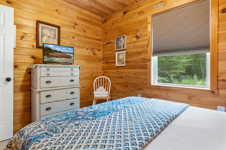 Room 5, Waterfront Home on Graham Lake With Kayaks, Bikes, Firepit & Fireplace, Hancock