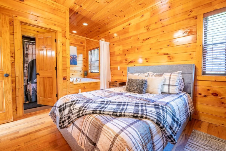 Room 2, Cabin on the Creek, Sevier