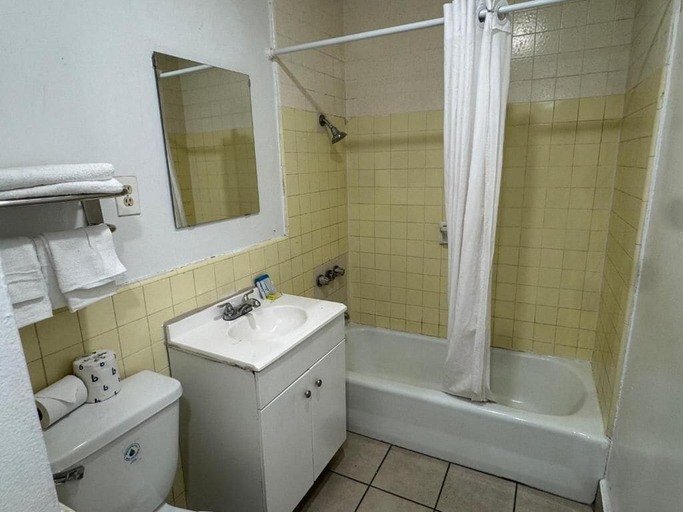 Bathroom 5, City Center Hotel Los Angeles, Los Angeles