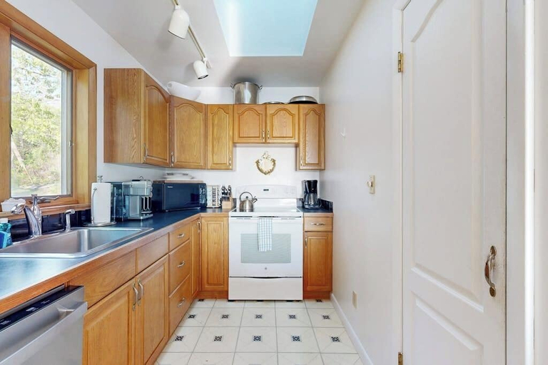 Private kitchen 2, Oceanfront Home With Water Views - Central AC, Washer/dryer & Beach Access, Knox