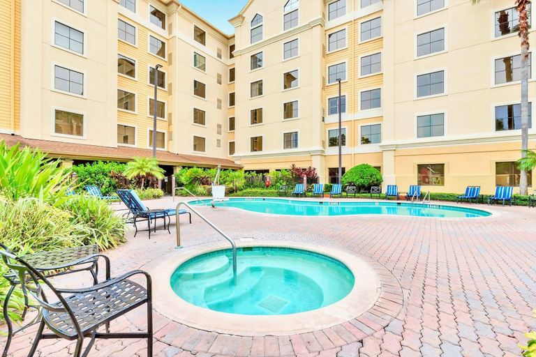 Room 3, Studio Apartment w Pool Hot Tub Near Universal Studios, Orange