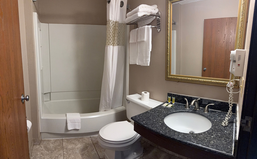 Bathroom 4, Knights inn Hartford, Hartford